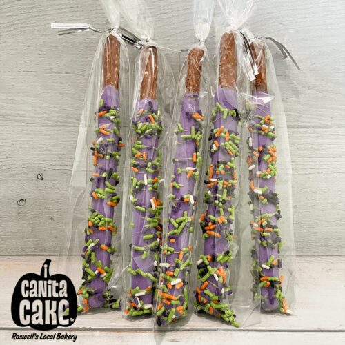 Halloween Dipped Pretzels by I Canita Cake